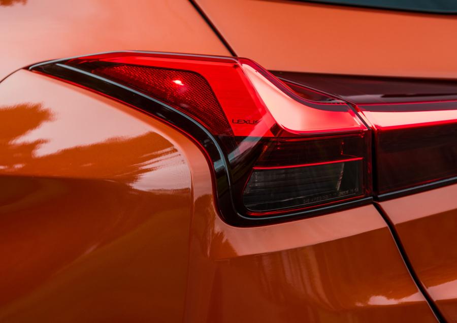 Детали экстерьера Lexus UX250h F-Sport 2018 года  (NA) (фото 19 из 40)